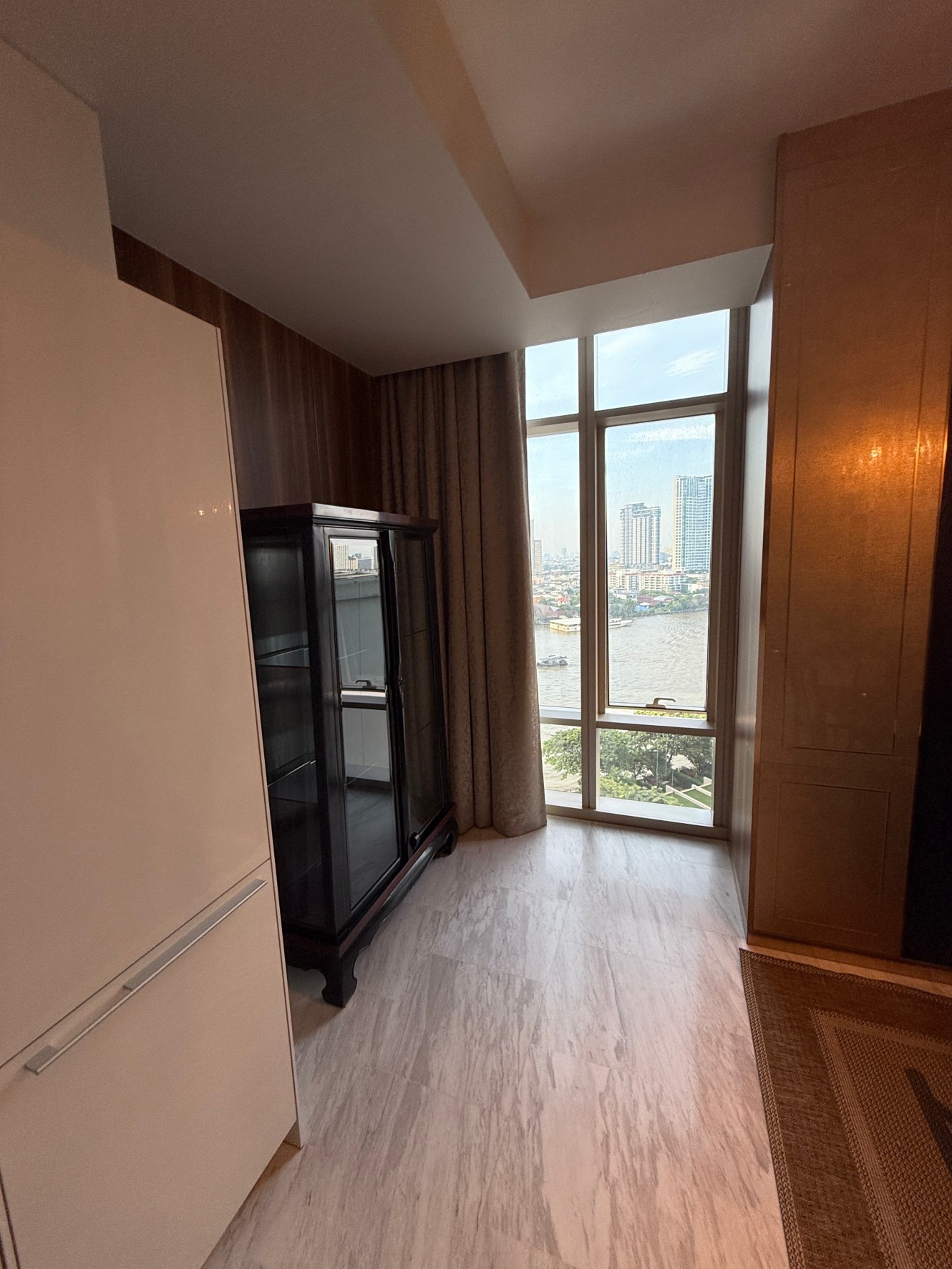 3-Bedroom, 3-Bathroom, 250 sqm Condo for Rent at Four Seasons Private Residences, 350,000 THB/month, Near Saphan Taksin BTS