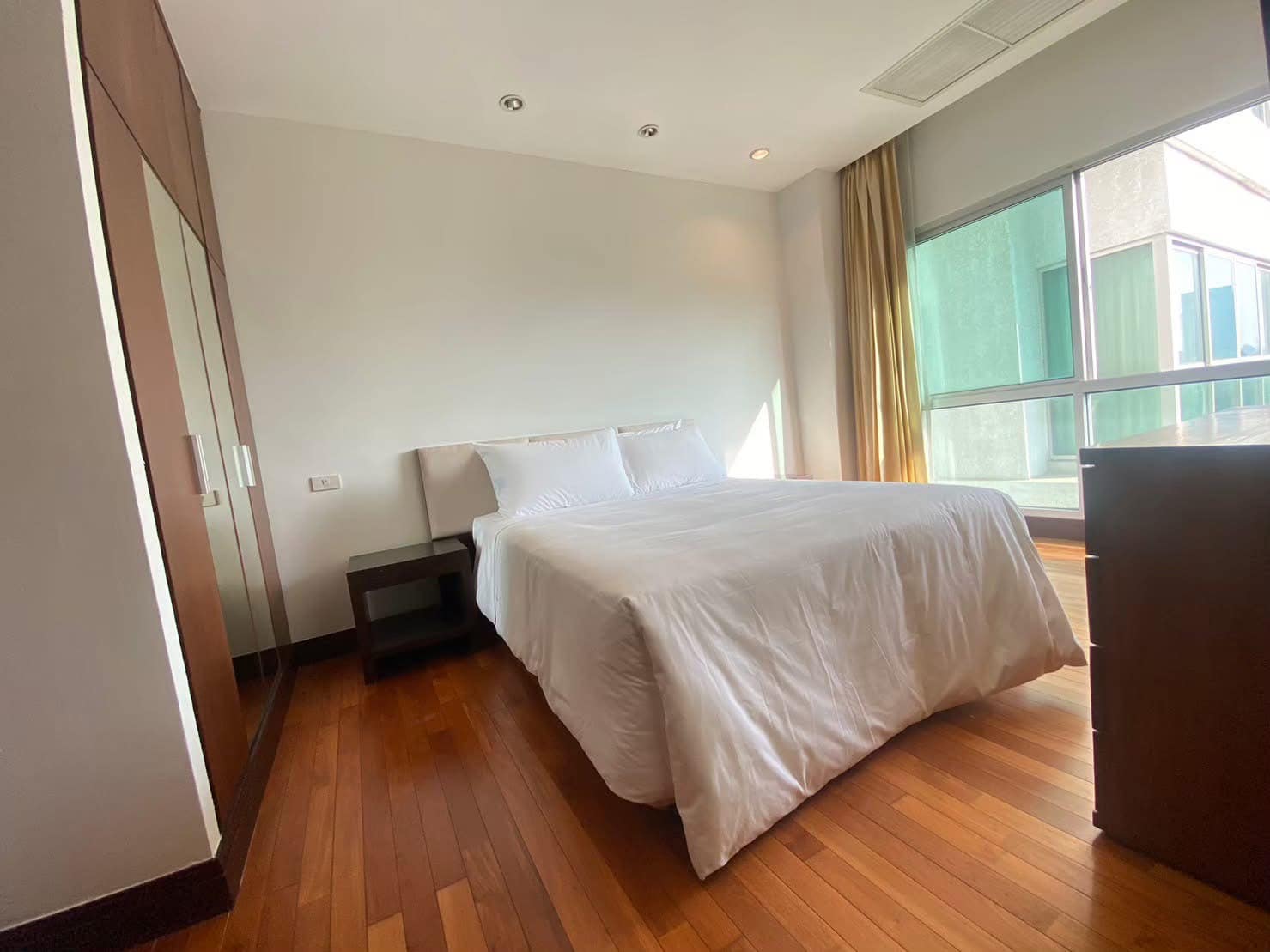 3-Bed, 4-Bath, 230 sqm Condo for Rent at Royal Residence Park, Lumpini – THB 150,000/month, Near BTS Ploenchit & MRT Lumpini, Luxury Living in Bangkok