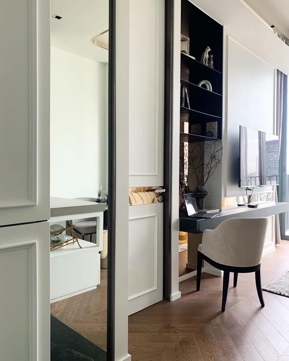 Experience luxury living at 28 Chidlom. This 1-bedroom, 25th-floor condo offers 44 sqm of elegance, fully furnished with Rent: 55,000 THB/month near BTS Chidlom