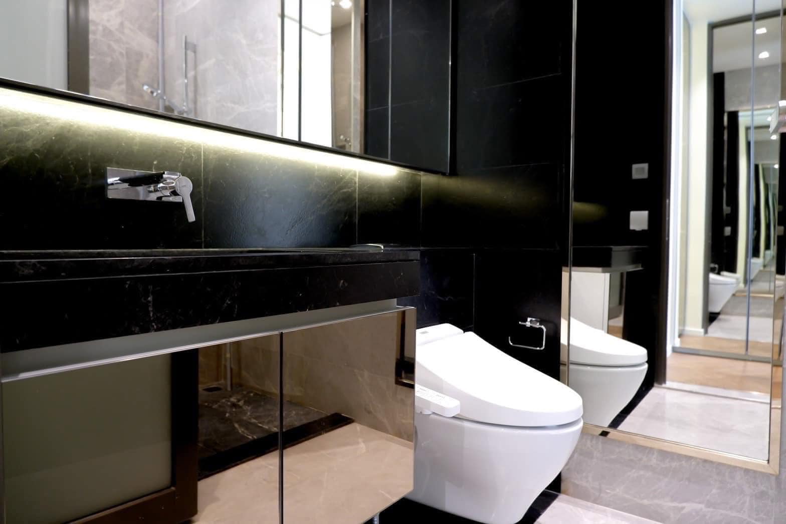 Experience luxury living at 28 Chidlom. This 1-bedroom, 25th-floor condo offers 44 sqm of elegance, fully furnished with Rent: 55,000 THB/month near BTS Chidlom