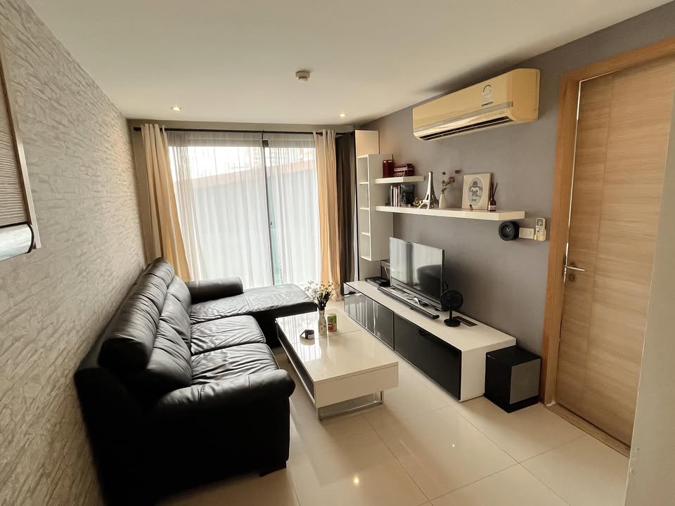 Stylish 1-bedroom condo for sale at Socio Reference 61. Prime Sukhumvit 61 location, 44 sqm, fully furnished. Sale price: 5,700,000 THB. Near BTS Ekkamai