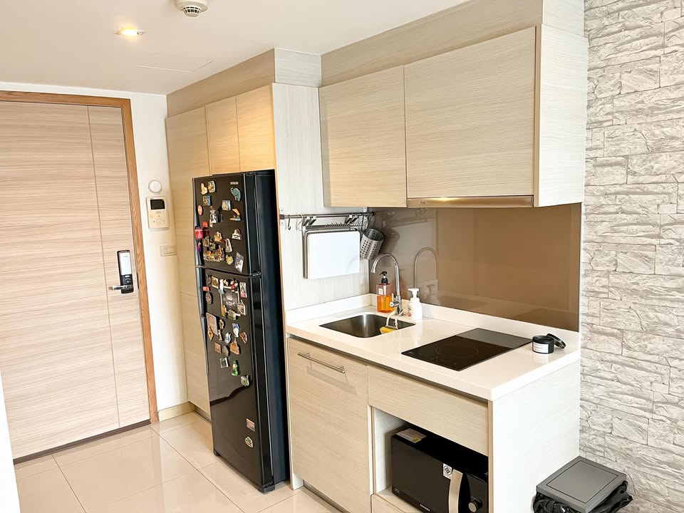 Stylish 1-bedroom condo for sale at Socio Reference 61. Prime Sukhumvit 61 location, 44 sqm, fully furnished. Sale price: 5,700,000 THB. Near BTS Ekkamai