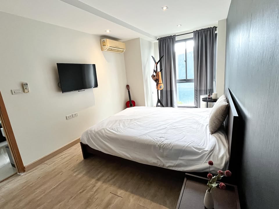 Stylish 1-bedroom condo for sale at Socio Reference 61. Prime Sukhumvit 61 location, 44 sqm, fully furnished. Sale price: 5,700,000 THB. Near BTS Ekkamai