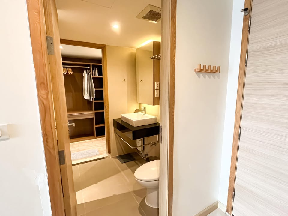 Stylish 1-bedroom condo for sale at Socio Reference 61. Prime Sukhumvit 61 location, 44 sqm, fully furnished. Sale price: 5,700,000 THB. Near BTS Ekkamai