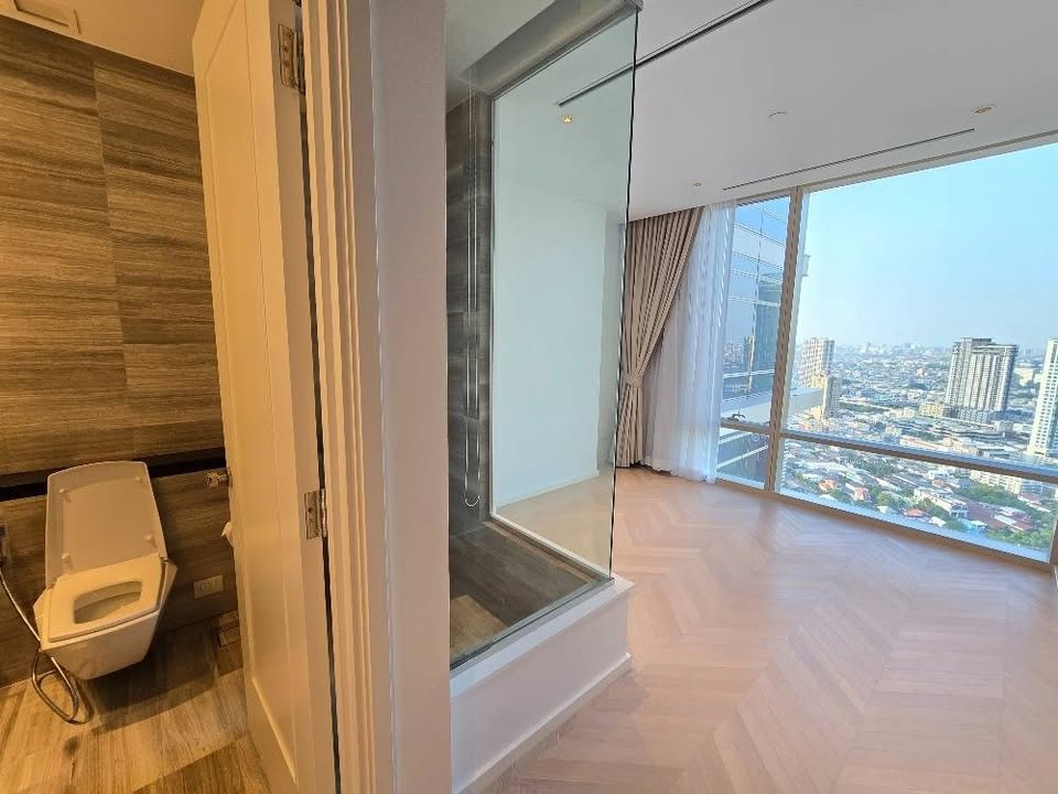 Luxury 2-bedroom, 3-bathroom condo for rent at Four Seasons Private Residences Bangkok. 32nd floor, 117 sqm, river views. Rent: 250,000 THB/month.