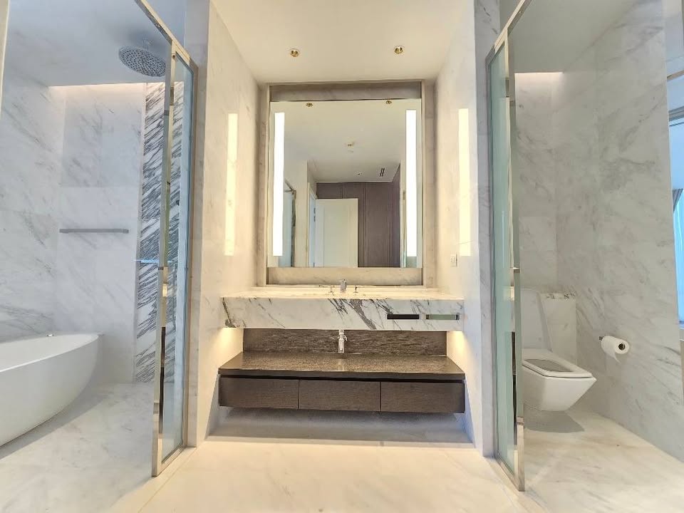 Luxury 2-bedroom, 3-bathroom condo for rent at Four Seasons Private Residences Bangkok. 32nd floor, 117 sqm, river views. Rent: 250,000 THB/month.