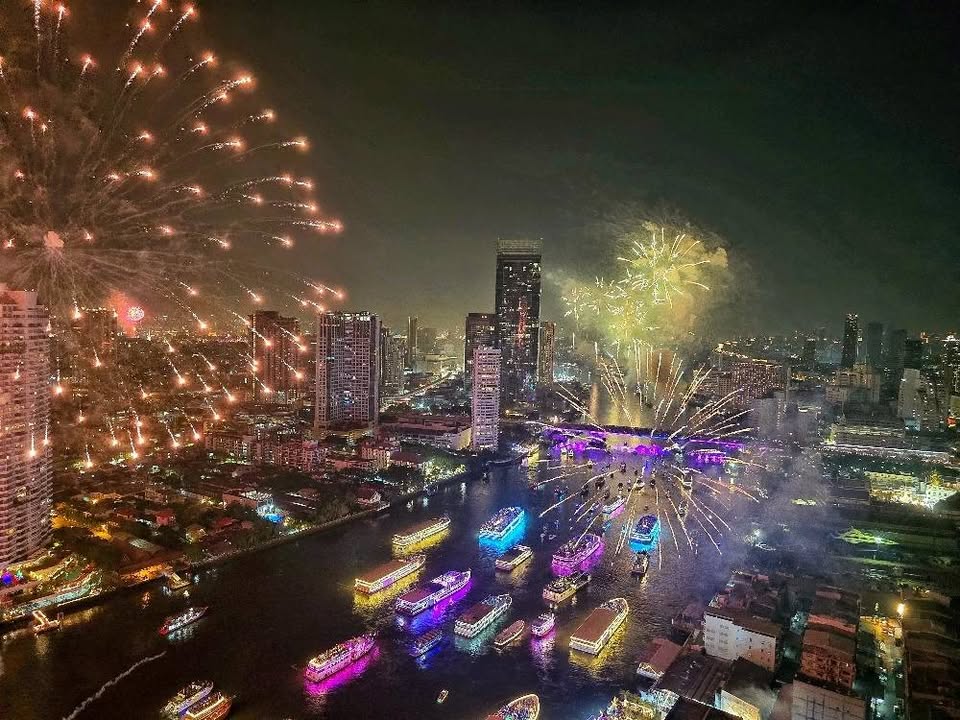 Luxury 2-bedroom, 3-bathroom condo for rent at Four Seasons Private Residences Bangkok. 32nd floor, 117 sqm, river views. Rent: 250,000 THB/month.