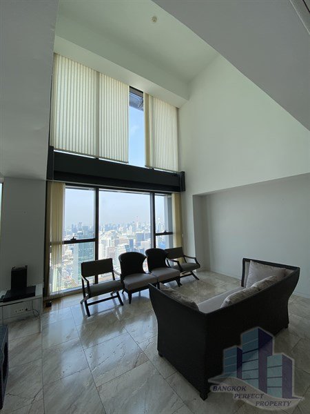 Luxurious 4-bedroom triplex penthouse at The Met Condo Sathorn for rent. Features private lift, pool, salon, and maid’s quarter. Rent 450,000 THB/month.