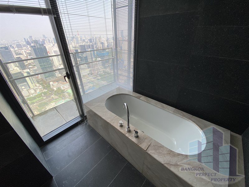 Luxurious 4-bedroom triplex penthouse at The Met Condo Sathorn for rent. Features private lift, pool, salon, and maid’s quarter. Rent 450,000 THB/month.