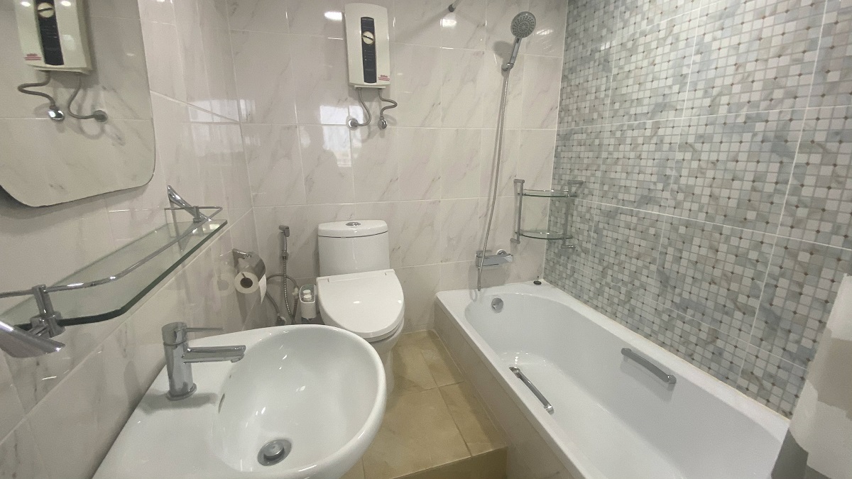Rent a spacious 2-bedroom, 2-bathroom condo at Supalai Place Sukhumvit 39. Fully furnished, 111.54 sqm, for 38,500 THB/month. Near BTS Phrom Phong