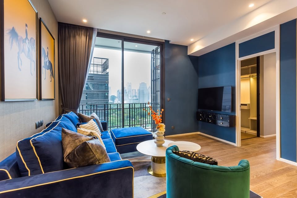 Luxurious 2-bedroom pet-friendly condo for rent at MUNIQ Langsuan. 96 sqm with balcony, fully furnished, next to Lumpini Park. Rent: 130,000 THB/month.