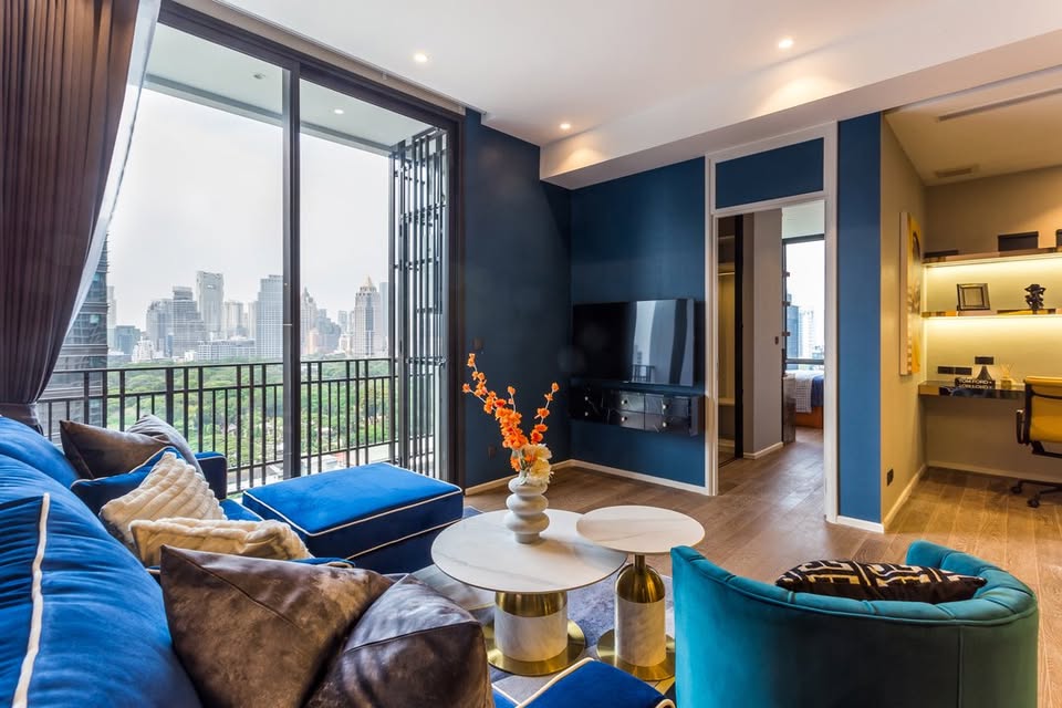Luxurious 2-bedroom pet-friendly condo for rent at MUNIQ Langsuan. 96 sqm with balcony, fully furnished, next to Lumpini Park. Rent: 130,000 THB/month.
