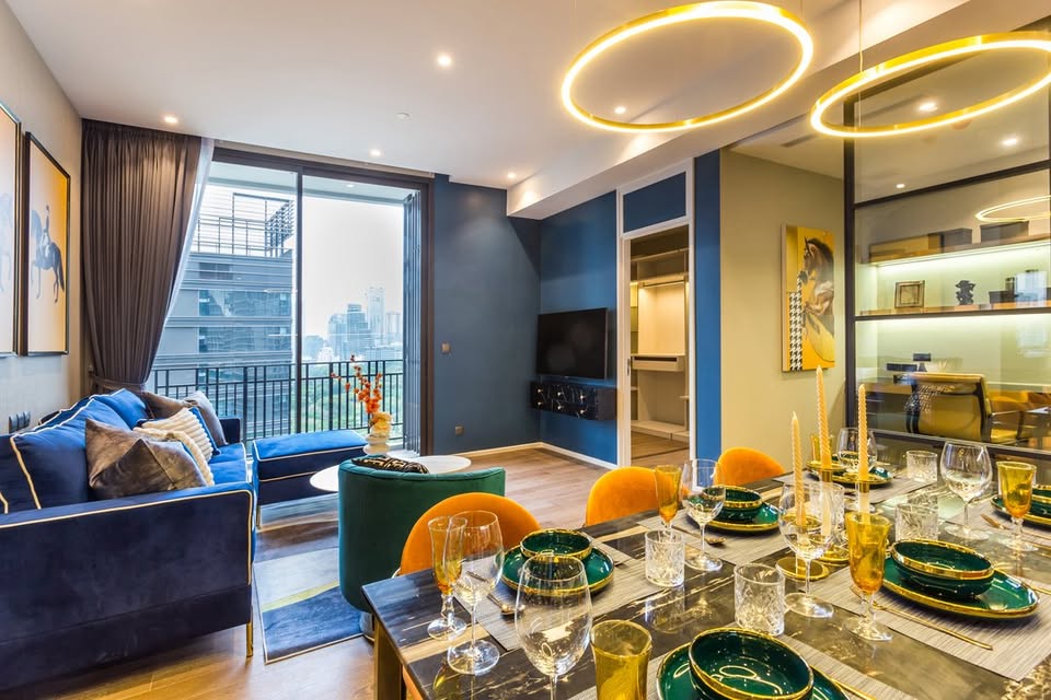 Luxurious 2-bedroom pet-friendly condo for rent at MUNIQ Langsuan. 96 sqm with balcony, fully furnished, next to Lumpini Park. Rent: 130,000 THB/month.