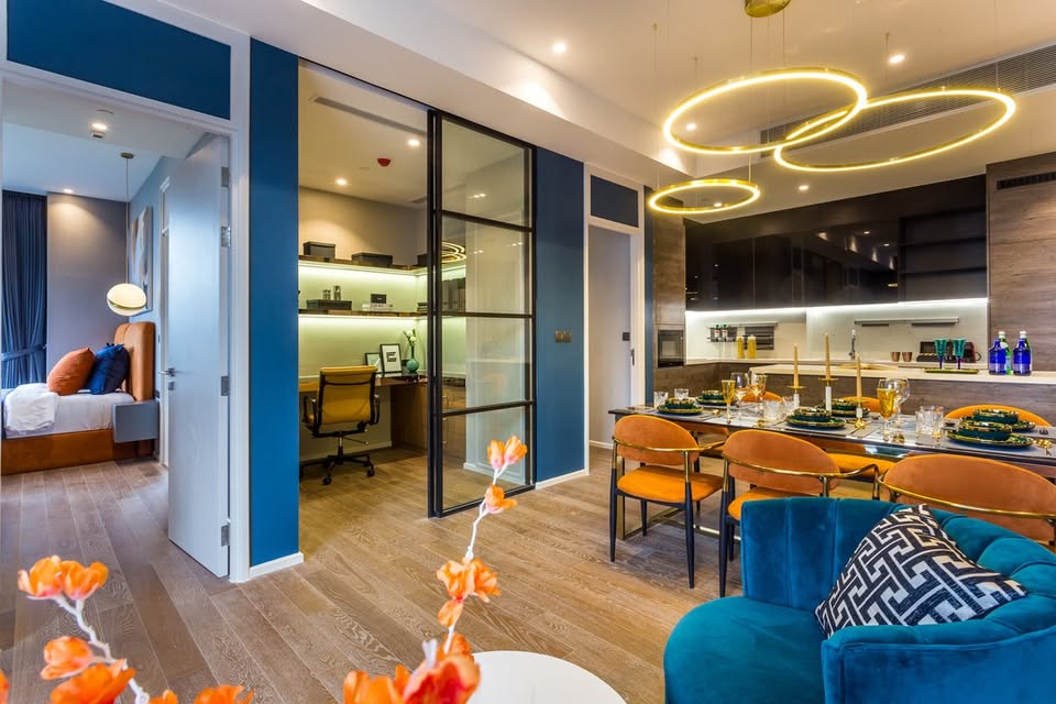Luxurious 2-bedroom pet-friendly condo for rent at MUNIQ Langsuan. 96 sqm with balcony, fully furnished, next to Lumpini Park. Rent: 130,000 THB/month.