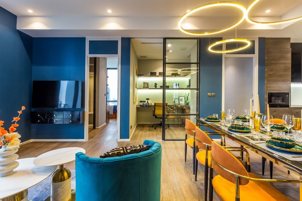 Luxurious 2-bedroom pet-friendly condo for rent at MUNIQ Langsuan. 96 sqm with balcony, fully furnished, next to Lumpini Park. Rent: 130,000 THB/month.