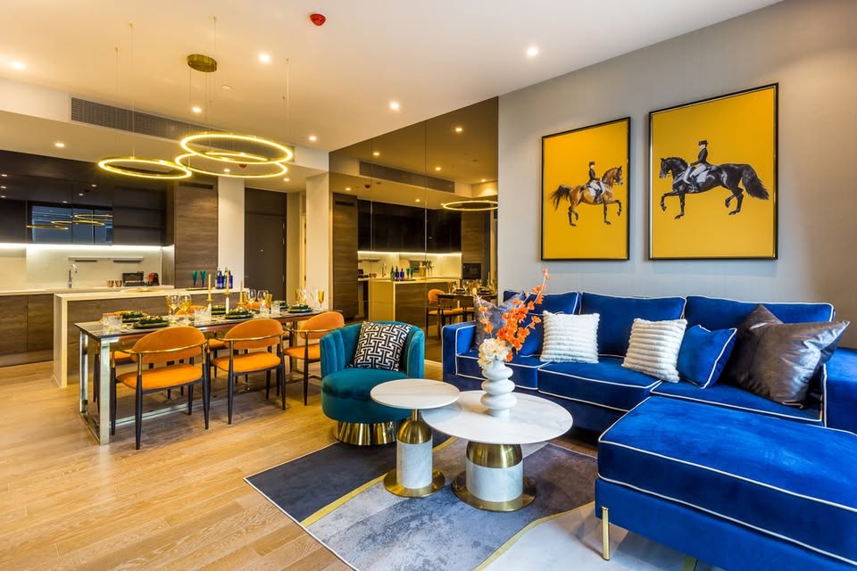 Luxurious 2-bedroom pet-friendly condo for rent at MUNIQ Langsuan. 96 sqm with balcony, fully furnished, next to Lumpini Park. Rent: 130,000 THB/month.