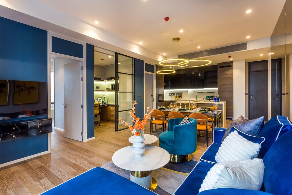 Luxurious 2-bedroom pet-friendly condo for rent at MUNIQ Langsuan. 96 sqm with balcony, fully furnished, next to Lumpini Park. Rent: 130,000 THB/month.