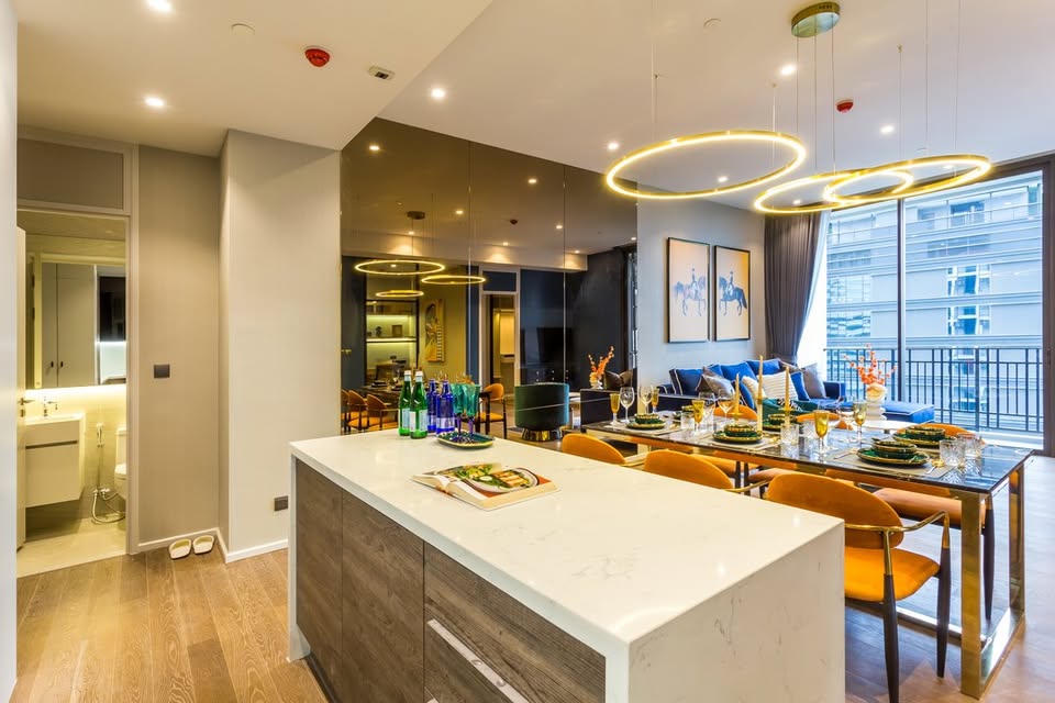 Luxurious 2-bedroom pet-friendly condo for rent at MUNIQ Langsuan. 96 sqm with balcony, fully furnished, next to Lumpini Park. Rent: 130,000 THB/month.