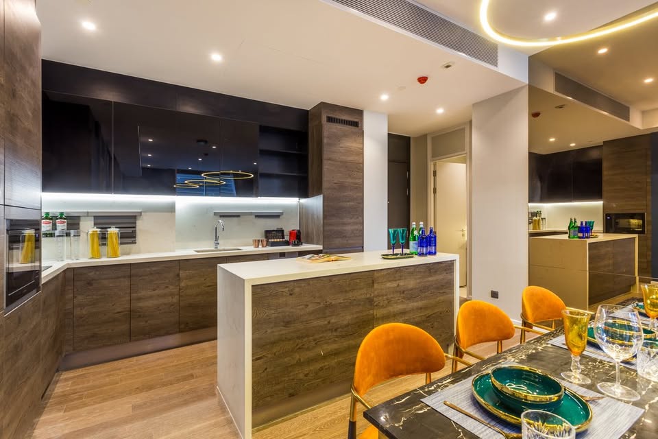 Luxurious 2-bedroom pet-friendly condo for rent at MUNIQ Langsuan. 96 sqm with balcony, fully furnished, next to Lumpini Park. Rent: 130,000 THB/month.