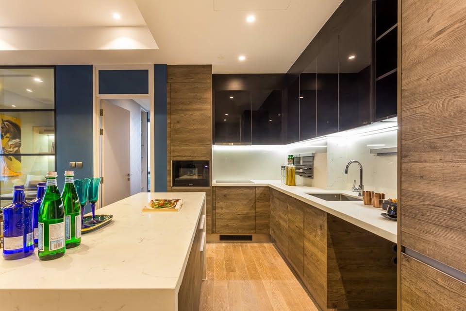 Luxurious 2-bedroom pet-friendly condo for rent at MUNIQ Langsuan. 96 sqm with balcony, fully furnished, next to Lumpini Park. Rent: 130,000 THB/month.