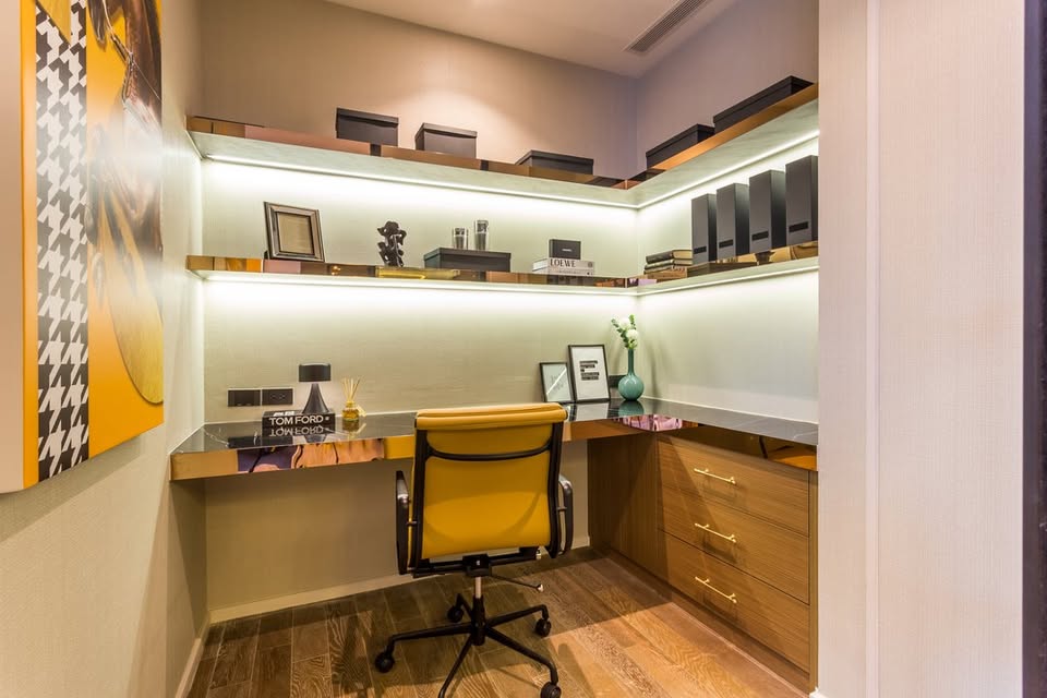 Luxurious 2-bedroom pet-friendly condo for rent at MUNIQ Langsuan. 96 sqm with balcony, fully furnished, next to Lumpini Park. Rent: 130,000 THB/month.