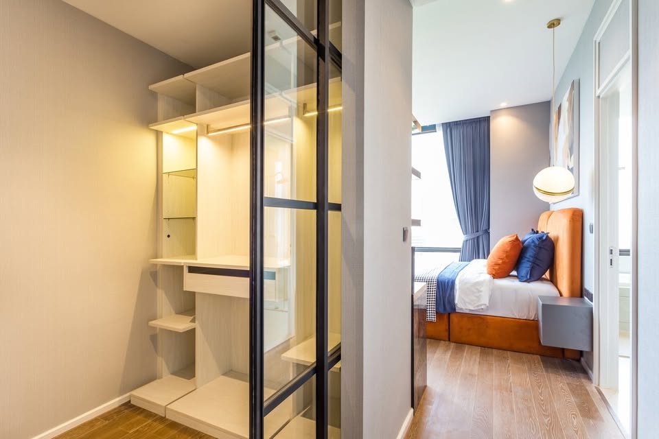 Luxurious 2-bedroom pet-friendly condo for rent at MUNIQ Langsuan. 96 sqm with balcony, fully furnished, next to Lumpini Park. Rent: 130,000 THB/month.