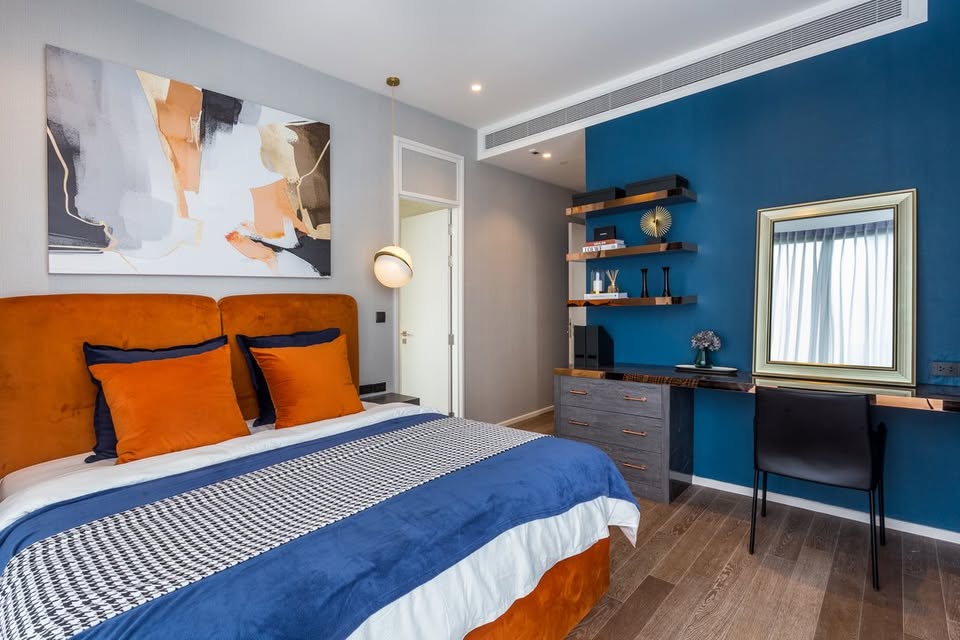 Luxurious 2-bedroom pet-friendly condo for rent at MUNIQ Langsuan. 96 sqm with balcony, fully furnished, next to Lumpini Park. Rent: 130,000 THB/month.