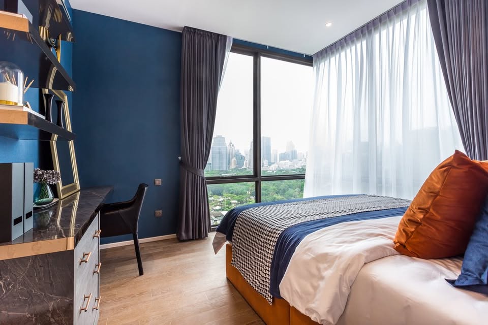Luxurious 2-bedroom pet-friendly condo for rent at MUNIQ Langsuan. 96 sqm with balcony, fully furnished, next to Lumpini Park. Rent: 130,000 THB/month.