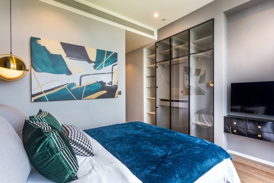 Luxurious 2-bedroom pet-friendly condo for rent at MUNIQ Langsuan. 96 sqm with balcony, fully furnished, next to Lumpini Park. Rent: 130,000 THB/month.