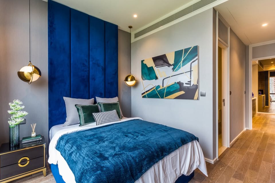 Luxurious 2-bedroom pet-friendly condo for rent at MUNIQ Langsuan. 96 sqm with balcony, fully furnished, next to Lumpini Park. Rent: 130,000 THB/month.