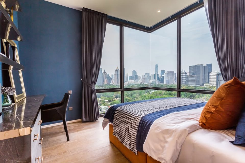 Luxurious 2-bedroom pet-friendly condo for rent at MUNIQ Langsuan. 96 sqm with balcony, fully furnished, next to Lumpini Park. Rent: 130,000 THB/month.