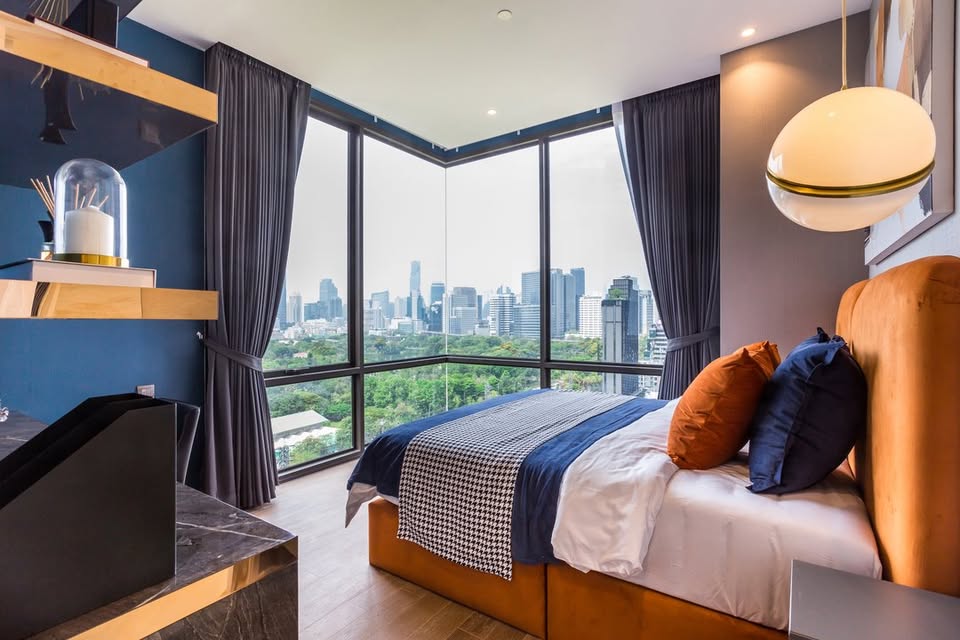 Luxurious 2-bedroom pet-friendly condo for rent at MUNIQ Langsuan. 96 sqm with balcony, fully furnished, next to Lumpini Park. Rent: 130,000 THB/month.