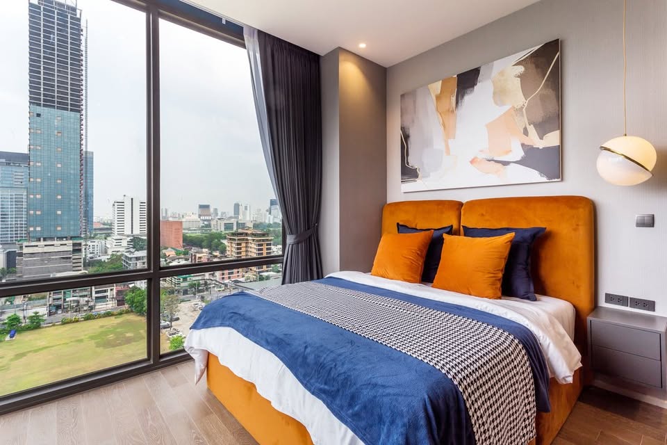 Luxurious 2-bedroom pet-friendly condo for rent at MUNIQ Langsuan. 96 sqm with balcony, fully furnished, next to Lumpini Park. Rent: 130,000 THB/month.