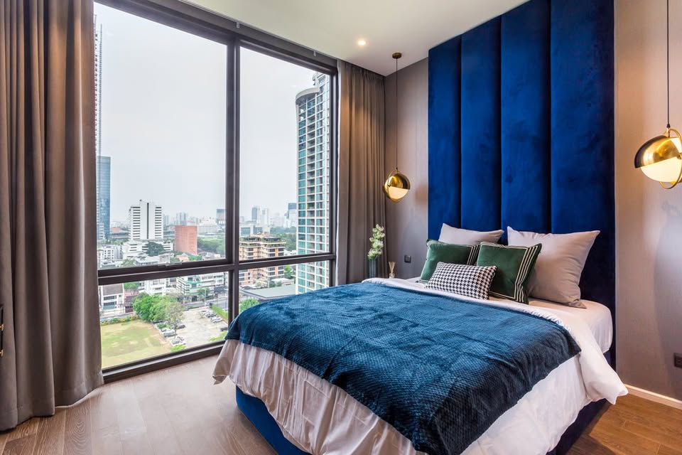 Luxurious 2-bedroom pet-friendly condo for rent at MUNIQ Langsuan. 96 sqm with balcony, fully furnished, next to Lumpini Park. Rent: 130,000 THB/month.