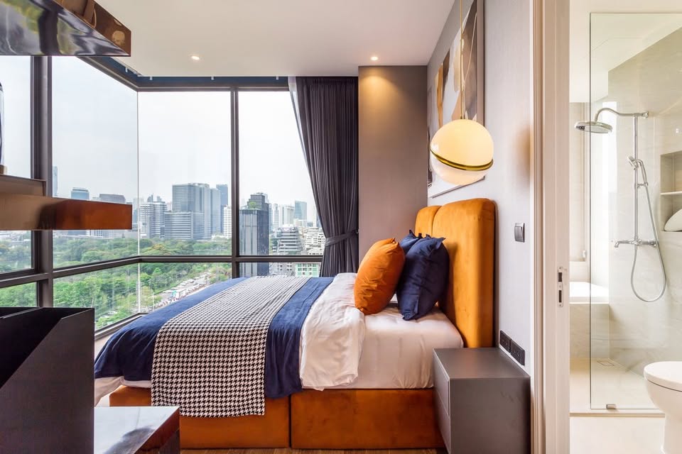 Luxurious 2-bedroom pet-friendly condo for rent at MUNIQ Langsuan. 96 sqm with balcony, fully furnished, next to Lumpini Park. Rent: 130,000 THB/month.