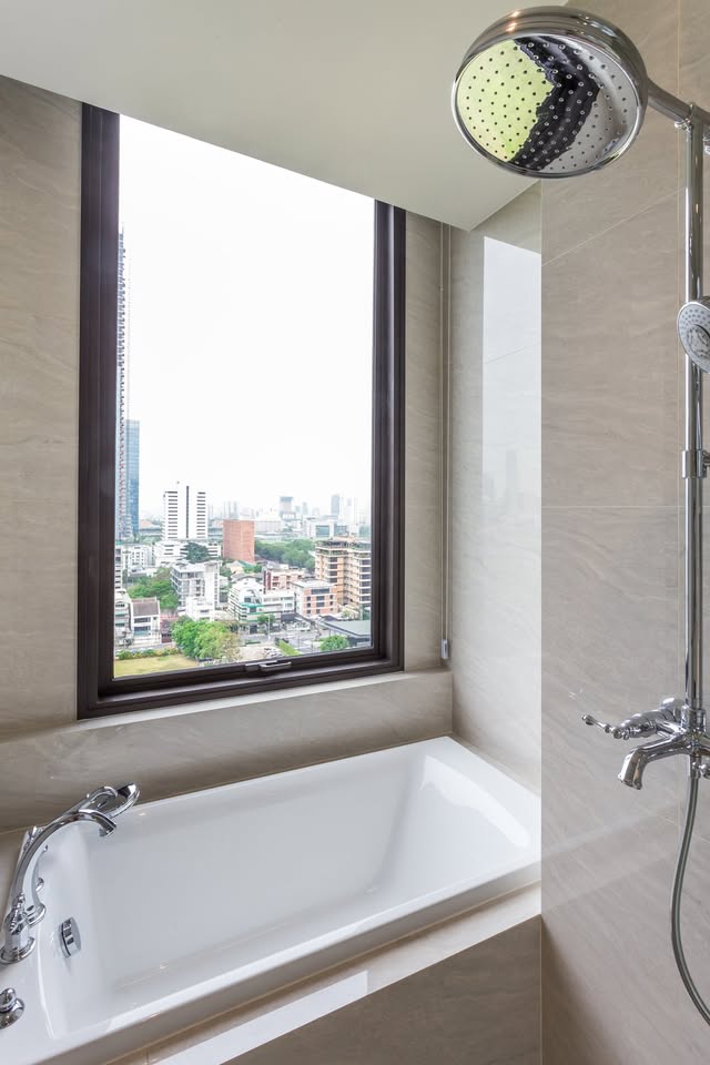 Luxurious 2-bedroom pet-friendly condo for rent at MUNIQ Langsuan. 96 sqm with balcony, fully furnished, next to Lumpini Park. Rent: 130,000 THB/month.