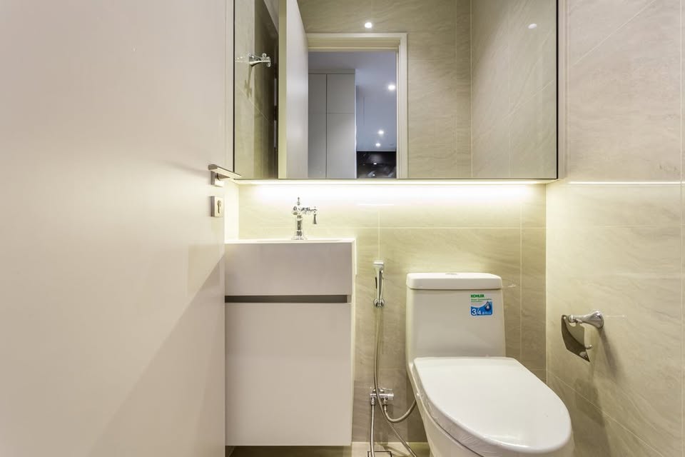 Luxurious 2-bedroom pet-friendly condo for rent at MUNIQ Langsuan. 96 sqm with balcony, fully furnished, next to Lumpini Park. Rent: 130,000 THB/month.
