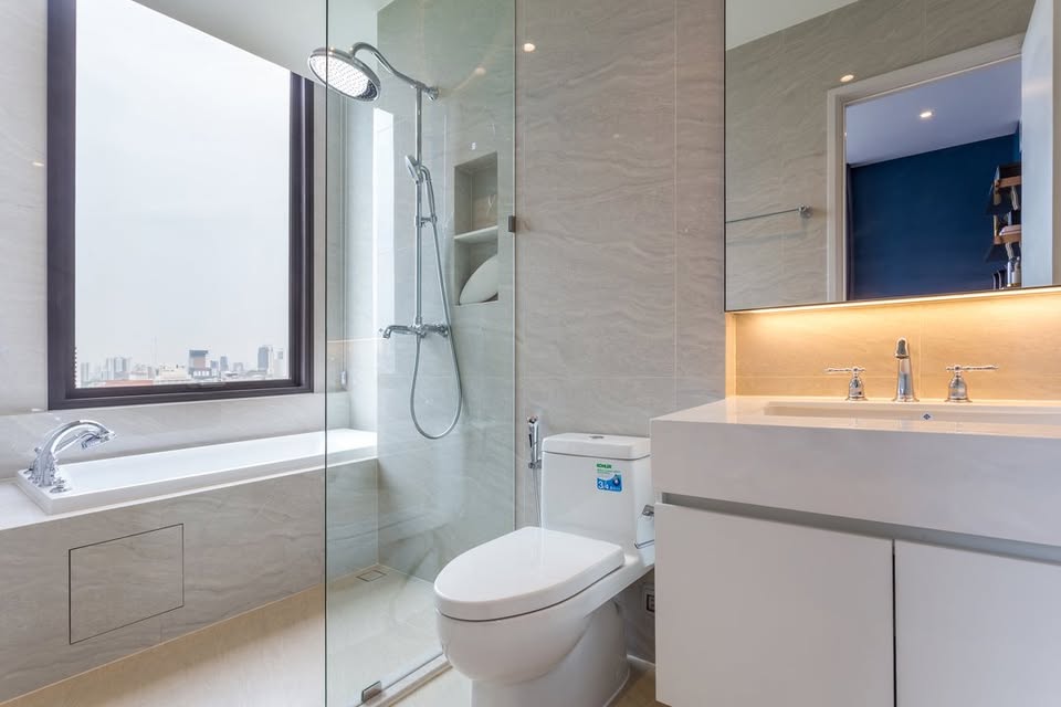 Luxurious 2-bedroom pet-friendly condo for rent at MUNIQ Langsuan. 96 sqm with balcony, fully furnished, next to Lumpini Park. Rent: 130,000 THB/month.