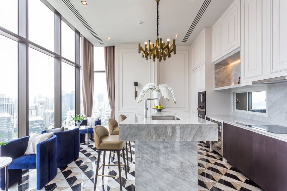 Luxurious 2-bedroom pet-friendly condo for rent at MUNIQ Langsuan. 96 sqm with balcony, fully furnished, next to Lumpini Park. Rent: 130,000 THB/month.