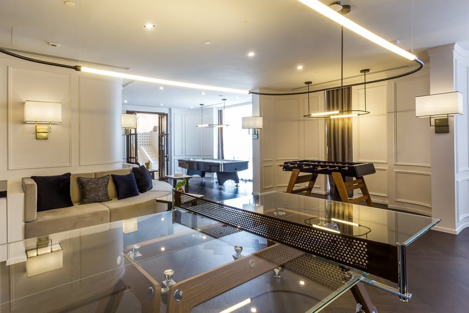 Luxurious 2-bedroom pet-friendly condo for rent at MUNIQ Langsuan. 96 sqm with balcony, fully furnished, next to Lumpini Park. Rent: 130,000 THB/month.