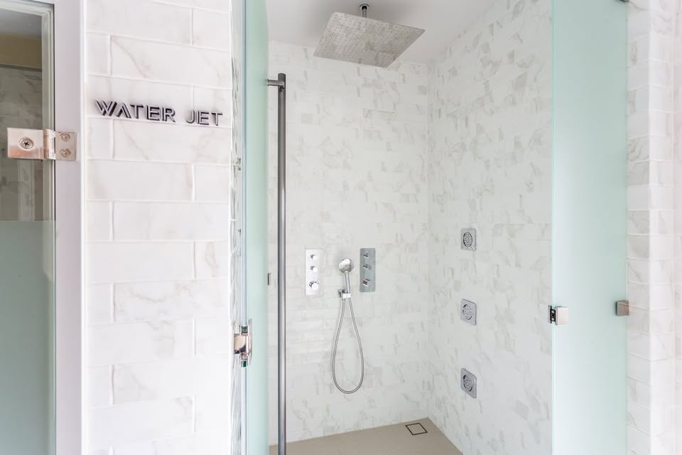 Luxurious 2-bedroom pet-friendly condo for rent at MUNIQ Langsuan. 96 sqm with balcony, fully furnished, next to Lumpini Park. Rent: 130,000 THB/month.