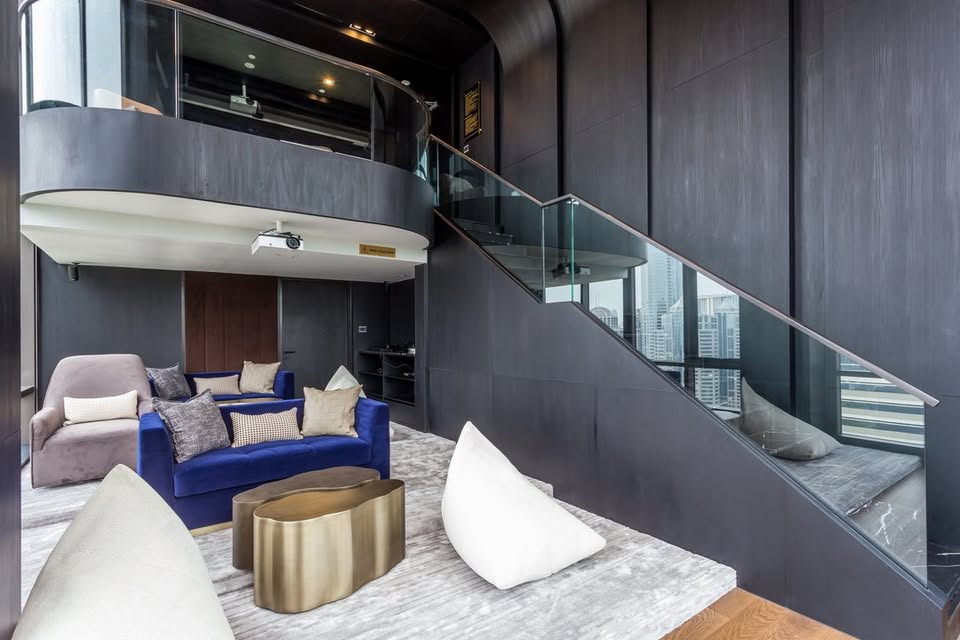 Luxurious 2-bedroom pet-friendly condo for rent at MUNIQ Langsuan. 96 sqm with balcony, fully furnished, next to Lumpini Park. Rent: 130,000 THB/month.