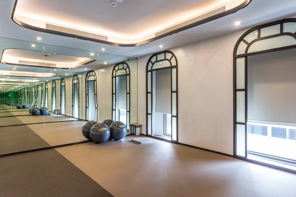 Luxurious 2-bedroom pet-friendly condo for rent at MUNIQ Langsuan. 96 sqm with balcony, fully furnished, next to Lumpini Park. Rent: 130,000 THB/month.