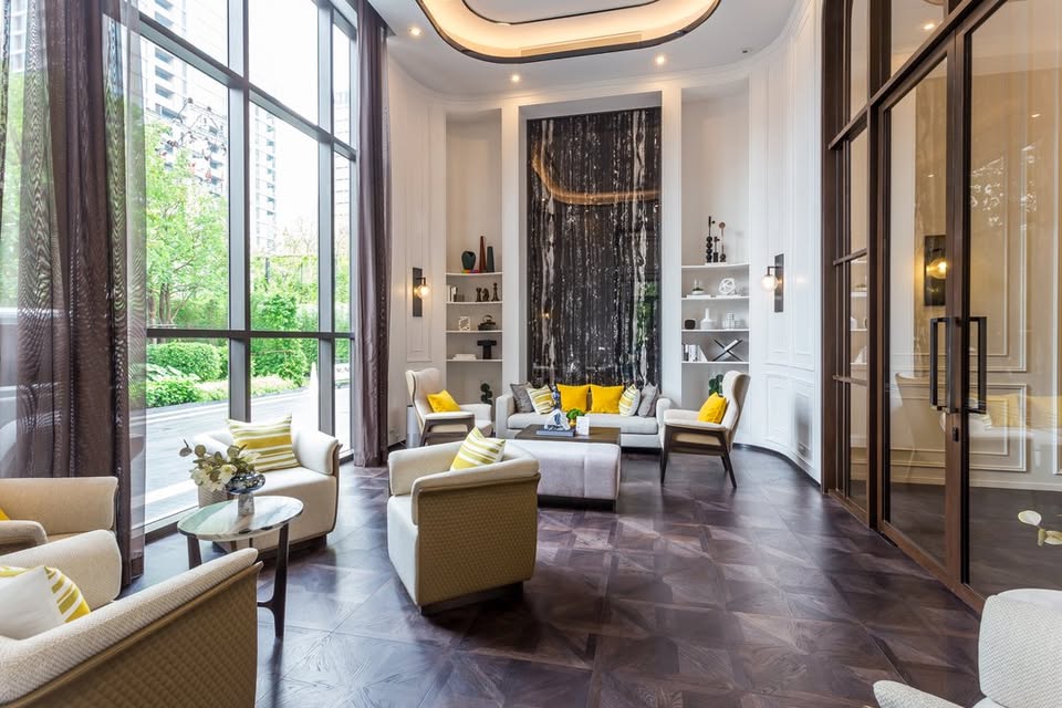 Luxurious 2-bedroom pet-friendly condo for rent at MUNIQ Langsuan. 96 sqm with balcony, fully furnished, next to Lumpini Park. Rent: 130,000 THB/month.