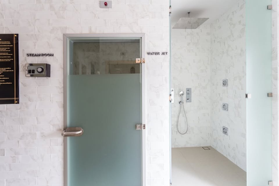 Luxurious 2-bedroom pet-friendly condo for rent at MUNIQ Langsuan. 96 sqm with balcony, fully furnished, next to Lumpini Park. Rent: 130,000 THB/month.