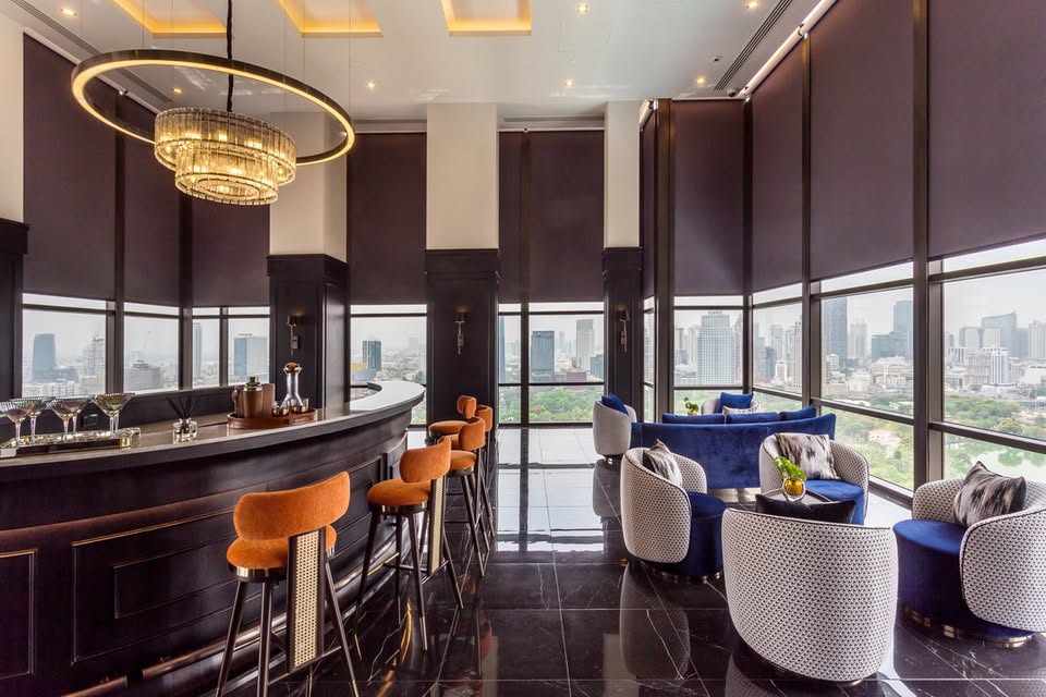 Luxurious 2-bedroom pet-friendly condo for rent at MUNIQ Langsuan. 96 sqm with balcony, fully furnished, next to Lumpini Park. Rent: 130,000 THB/month.
