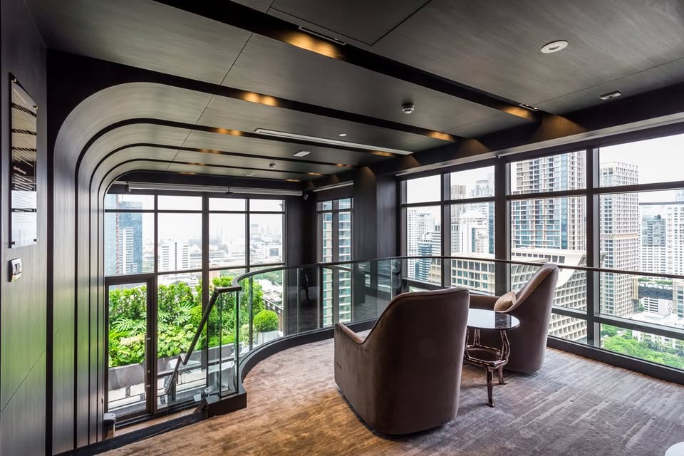 Luxurious 2-bedroom pet-friendly condo for rent at MUNIQ Langsuan. 96 sqm with balcony, fully furnished, next to Lumpini Park. Rent: 130,000 THB/month.
