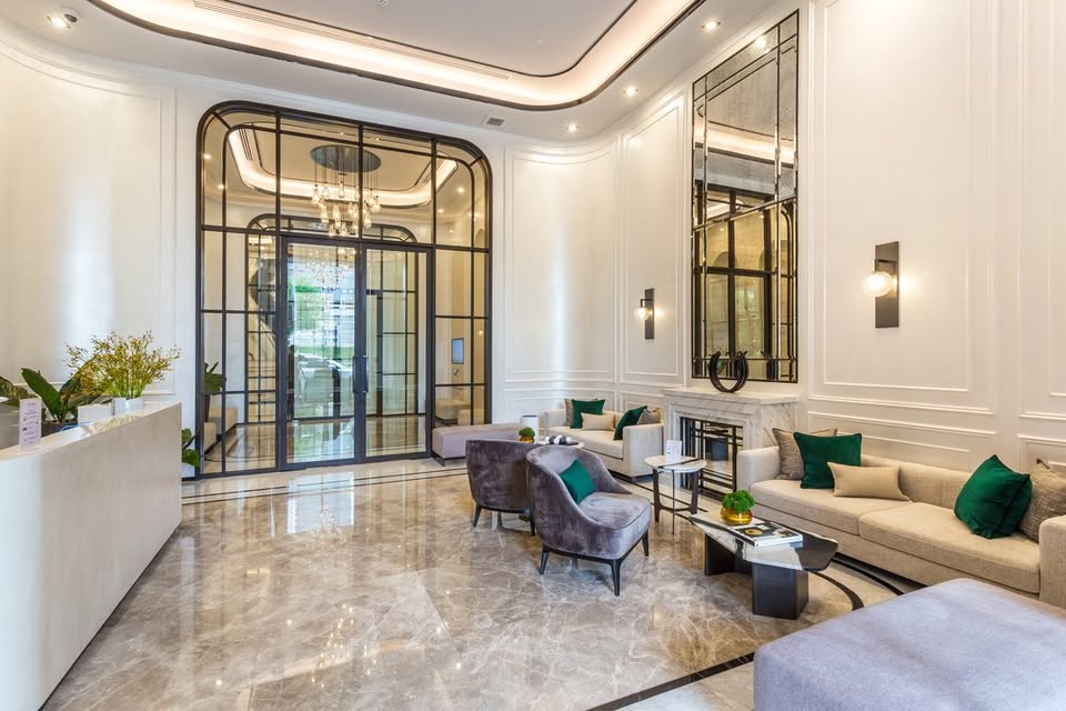 Luxurious 2-bedroom pet-friendly condo for rent at MUNIQ Langsuan. 96 sqm with balcony, fully furnished, next to Lumpini Park. Rent: 130,000 THB/month.