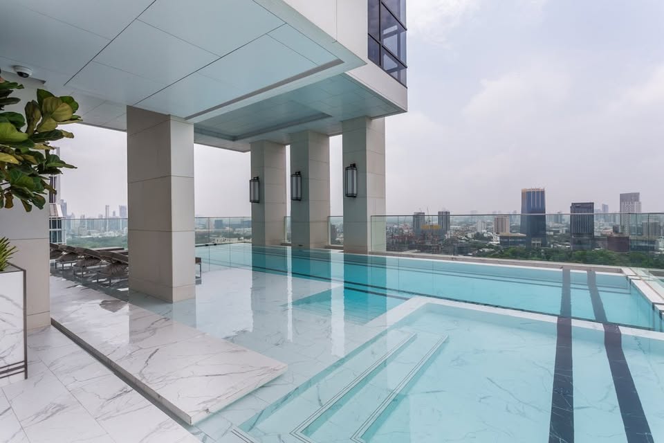 Luxurious 2-bedroom pet-friendly condo for rent at MUNIQ Langsuan. 96 sqm with balcony, fully furnished, next to Lumpini Park. Rent: 130,000 THB/month.