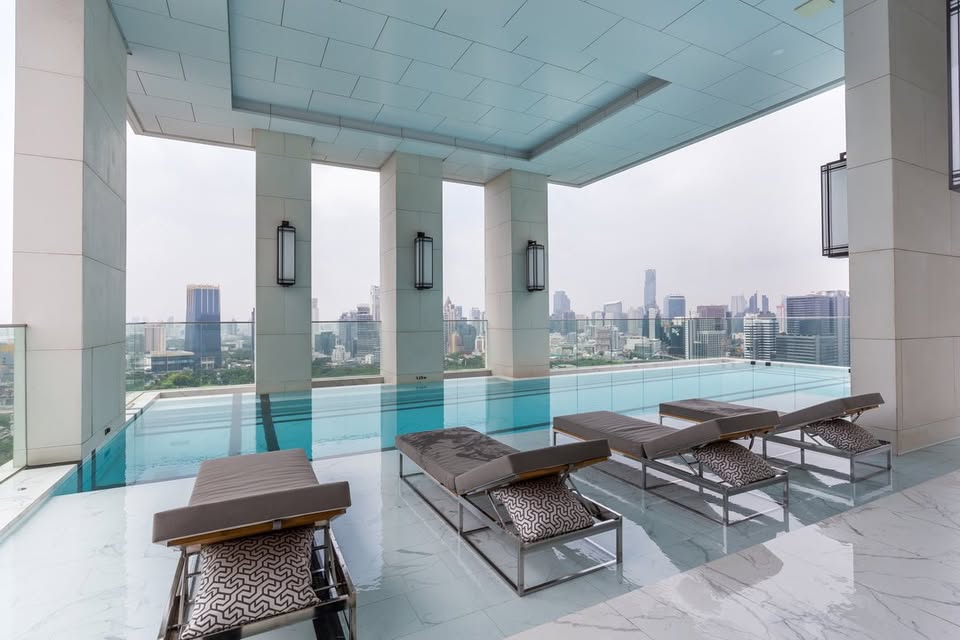 Luxurious 2-bedroom pet-friendly condo for rent at MUNIQ Langsuan. 96 sqm with balcony, fully furnished, next to Lumpini Park. Rent: 130,000 THB/month.
